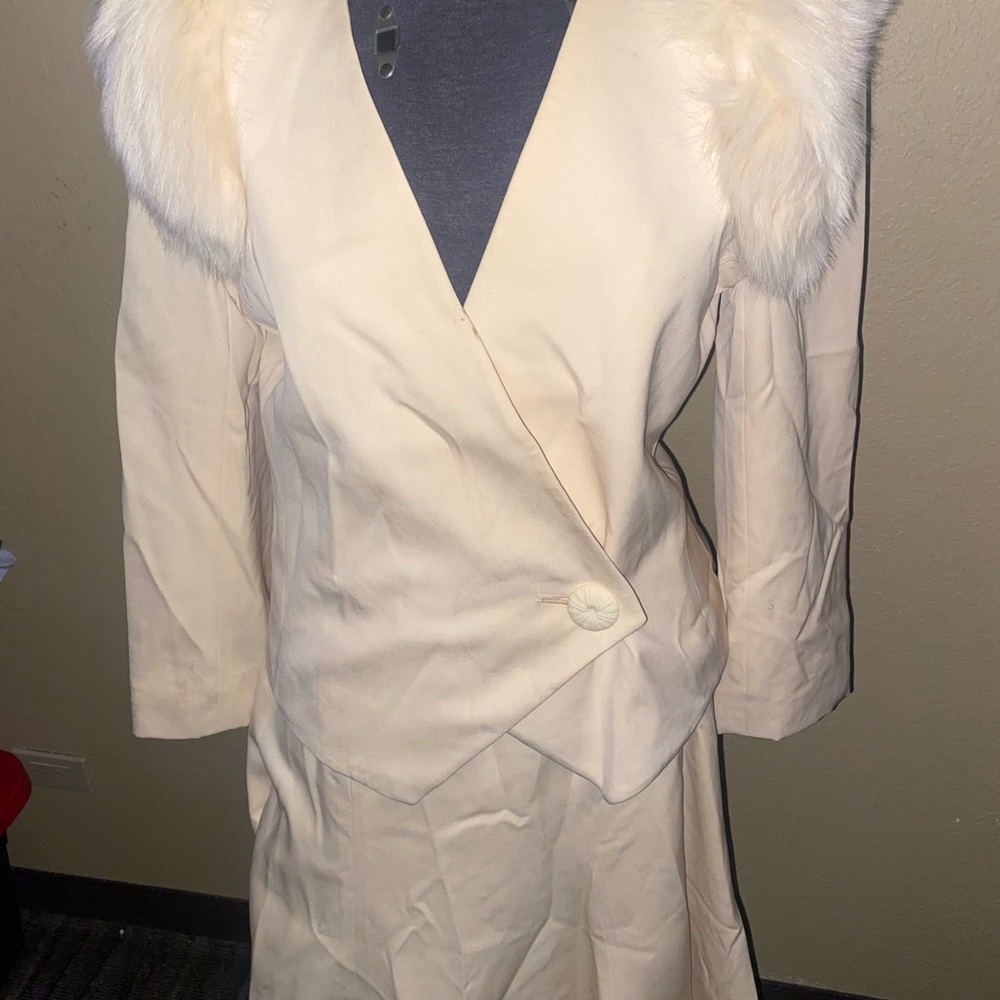 Elegant Cream Blazer Vintage  Crest Simon’s and Skirt Set with  Fur Collar 6